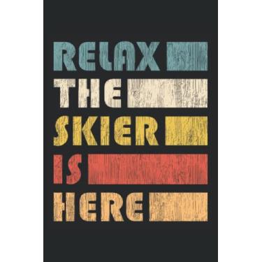 Imagem de Relax The Skier Is Here - cuaderno deportivo de invierno para esquiadores: Notebook DIN A5 (6x9) para instructores de esquí y receptores de esquí con ... y días de semana para la función del diario