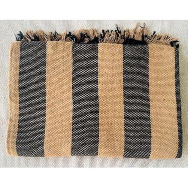 Imagem de Manta Para Sofá Gigante Luxo 2,40X1,80m l Premium De Algodão Capa Decorativa Protetora - Revestimento Protetor para Sofá, Cama, Puff(CARAMELO COM PRETO LISTRADO)