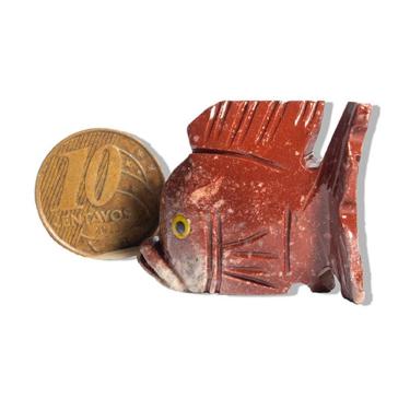 Imagem de Peixe Piranha Vermelha Esculpido Pedra Dolomita Média 5cm