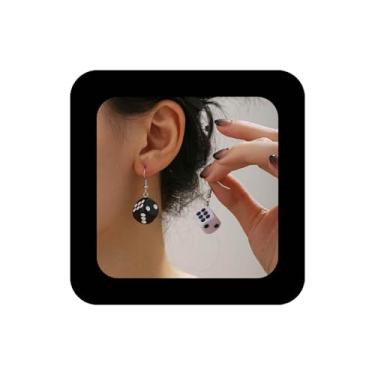 Imagem de Erimberate Brincos punk esmaltados com pingente de dados em acrílico preto e branco brinco de gota de dados 3D engraçado brinco de gancho de contas preto branco cubo brincos de dados joias para