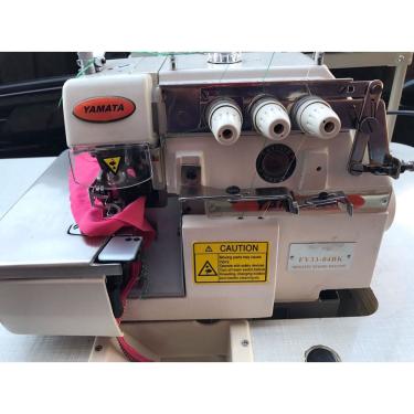Imagem de Máquina de Costura Industrial Overlock c/ Embutidor de Corrente FY33-BK