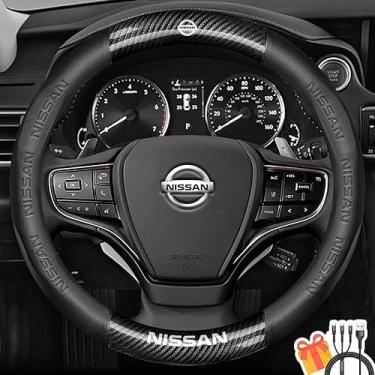 Imagem de Capa de volante compatível com Nissan, couro napa premium e textura de fibra de carbono brilhante capa de volante com 2 porta-copos e cabo USB de carregamento rápido (preto)