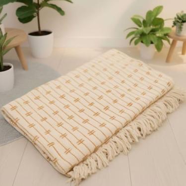 Imagem de Manta Para Sofá Grande Bordada Tijolinho 2,40 x 1,80 Luxuosa Tipo Capa Protetora (Cru c/Caramelo)