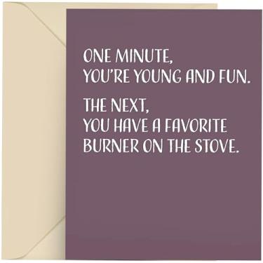 Imagem de Cartões de aniversário divertidos para homens e mulheres, cartão de feliz aniversário para ele ou ela, cartão de felicitações único de 10 x 14 cm com envelope, branco dentro, um minuto, você é jovem e divertido por Modern Wit