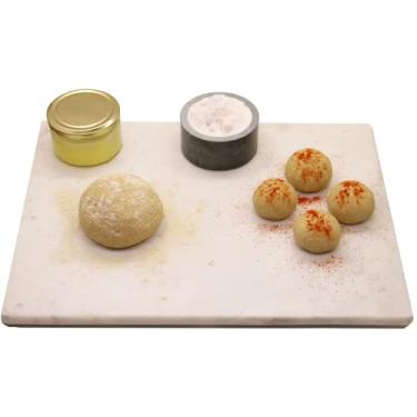 Imagem de KC KULLICRAFT Tábua de queijo e pastelaria de mármore 40,6 x 30,5 cm – Tábua de corte de mármore branco Carrara natural e bandeja de servir para massa, pão, pizza, charcutaria – pesada, antiderrapante