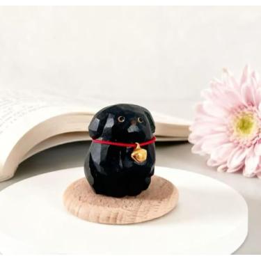 Imagem de Xiyuelily Estatueta de labrador preto de madeira esculpida à mão – 2 peças pequenas estátuas de cachorro pintadas com base, decoração de mesa ou prateleira, estatuetas de animais de estimação