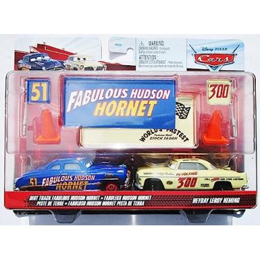Imagem de Disney Cars Pacote com 2 bandeiras e placas para equipes de corrida 2022 Fan-Favorite (Trilha de Dirt Fabulous Hudson Hornet e Heyday Leroy Heming Worlds Fastest Stock Sedan)