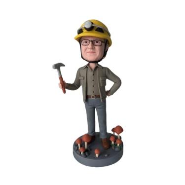 Imagem de Macho Miner Bobblehead em capacete com picareta feita à mão personalizado da sua foto Ótimo presente para pais mineiros irmãos tios ideal para exibição em uma sala de mineração - sala temática ou