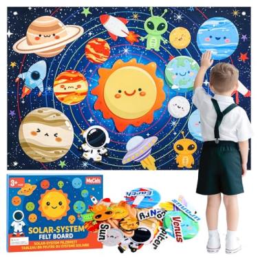 Imagem de MeCids Placa de feltro do sistema solar para crianças pequenas, kits de jogos de ensino pré-escolar, 30 peças de tabuleiro de feltro do universo do espaço sideral com peças de palavras, presentes de