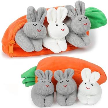 Imagem de Coelhinhos de esconde-esconde de bichos de pelúcia em bolsa de cenoura