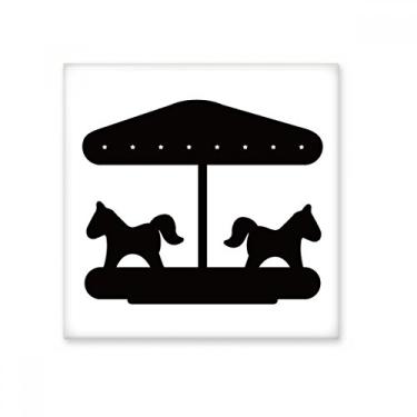 Imagem de Decalque brilhante de azulejo de cerâmica com contorno de parque de diversões de carrossel preto