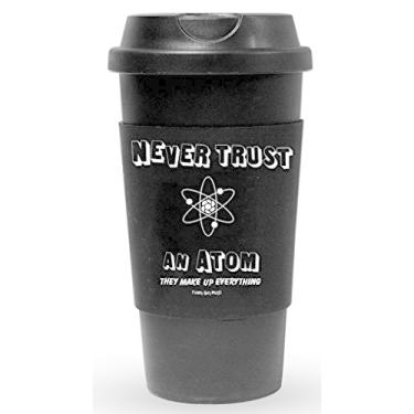 Imagem de Funny Guy Mugs Copo de viagem Never Trust an Atom They Make Up Everything com manga de silicone isolada removível, preto, 473 g