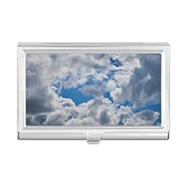 Imagem de Carteira de bolso com porta-cartões e nuvens brancas em céu azul