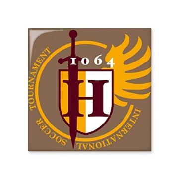 Imagem de Pedra adorna de tijolos vitrificados com escudo de espadas da Idade Média