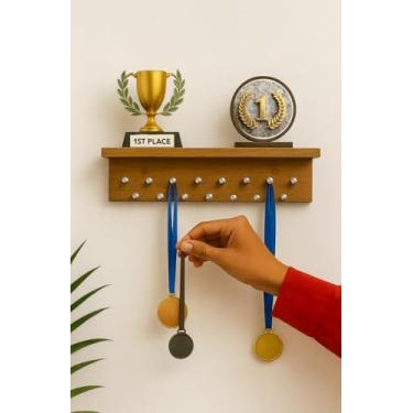 Imagem de Porta Medalhas e Troféus Premium, MDF, 15 Pinos, Prateleira Decorativa (Freijo)