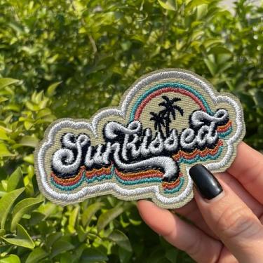 Imagem de Sunkissed Patch 7,6 cm Engraçado Pôr do Sol, Palmeiras, Vida na Praia, Motivacional, Aplique de Tecido Bordado/Costurado para Caminhoneiro, Chapéus, Mochila, Acessórios DIY Presentes para Mamãe e Pai
