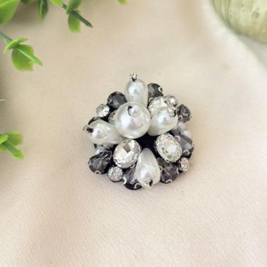Imagem de Broche Redondo Bordado com Pérolas e Pedras - Pistache Acessórios