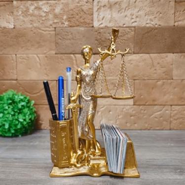 Imagem de Deusa da justiça dama thêmis estátua direito advogado porta caneta e cartão resina. (Dourado c/Brilho)