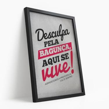 Imagem de Quadro Decorativo Aqui Se Vive Com Moldura Frase Divertida Criativa Agradecimento Bagunça Casa Colorido Humor Bem-Humorado Realidade