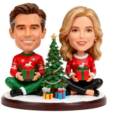Imagem de Bobblehead personalizado para casais de Natal e Dia dos Namorados - Estatueta de Natal personalizada com árvore de Natal e presentes, decoração de mesa para casa/escritório, presente festivo exclusivo