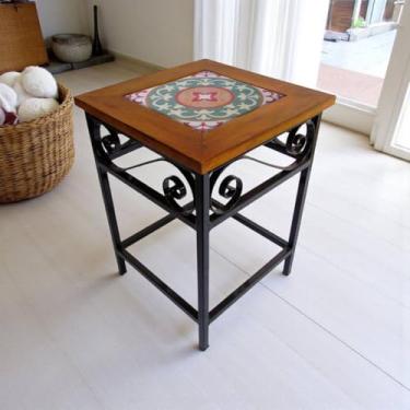 Imagem de Banquinho Rústico em Ferro e Madeira Maciça com Azulejo Decorativo – Banco Artesanal Estilo Industrial para Cozinha, Sala e Área Gourmet (1, G2)