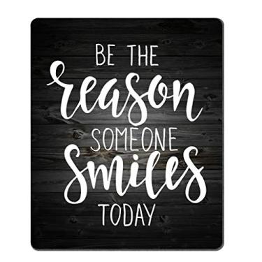 Imagem de Mouse pad de madeira preta rústica com citação inspiradora da Amcove, seja a razão pela qual alguém sorri hoje, frases motivacionais positivas de mouse pads brancos e pretos