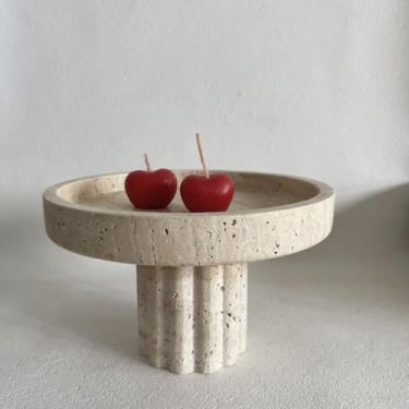 Imagem de SAIDKOCC Bandeja decorativa de mármore natural, organizador de penteadeira moderno recortado para perfume, velas, prato de joias (travertino bege)