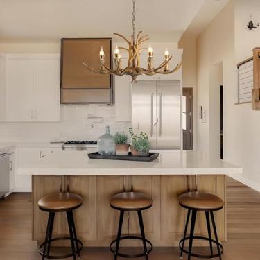 Imagem de Lustre rústico de resina com chifres de veado, estilo nórdico, para restaurante, iluminação moderna para ilha de cozinha, sala de estar, cabana, hotel, café, loft ou bar (6 lâmpadas).