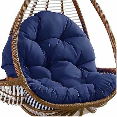 Imagem de Almofada de substituição para cadeira suspensa tipo "ovo", com botões grossos e capitonê, ideal para balanço externo, rede ou cadeira suspensa em varandas e terraços.