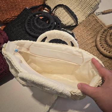Imagem de Bolsa Artesanal Meia Lua em Palha Natural com Zíper, Alça Ajustável e Forro com Bolso Interno – Ideal para Praia, Piscina, Viagens e Dia a Dia (Branco)