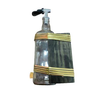 Imagem de Vidro Para Cachaça Com Torneira e Suporte de Madeira