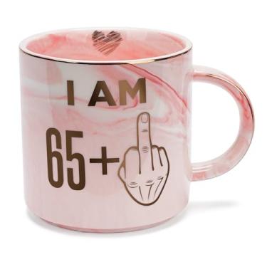 Imagem de Presentes de aniversário de 65 anos para mulheres - Ideias engraçadas de presente de aniversário para esposa, mãe, irmã, chefe, colegas de trabalho aposentados - Caneca de mármore rosa para presente