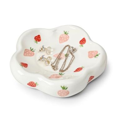 Imagem de Koythin Bandeja de joias de cerâmica, prato de bugiganga em forma de flor para anéis, brincos, colares, chá de noiva, dama de honra, presentes de aniversário para mulheres (morango fofo)