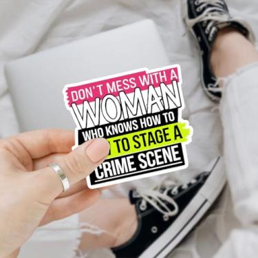 Imagem de 3 adesivos Don't Mess with A Women Who Knows How to Stage A Crime Scene, Podcasts True Crime Podcasts Die Cut Vinyl Sticker 7,6 cm para garrafas de água, laptop, telefone, carro, capacete de esqui