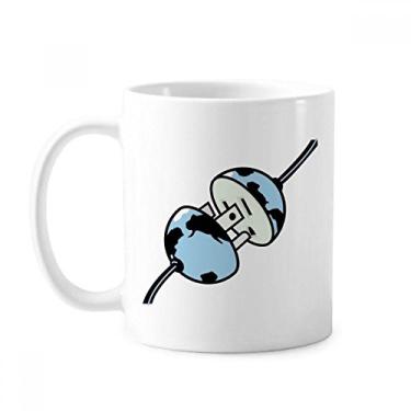 Imagem de Caneca de cerâmica com plugue de tomada padrão de diagrama de circuito, xícara de porcelana de café