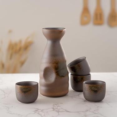Imagem de Hinomaru Collection Conjunto de saquê japonês esmaltado reativo Tokkuri garrafa de 295 ml com quatro copos de saquê Ochoko 59 ml (louça de barro marrom)
