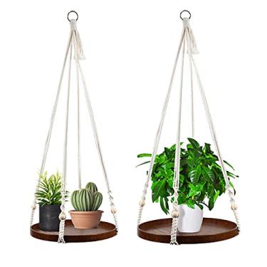 Imagem de Cabide para plantas de macramê – Conjunto de 2 prateleiras para pendurar em ambientes internos – Suporte decorativo para vaso de flores – Suportes feitos à mão de algodão com bandeja de madeira Boho para decoração de casa