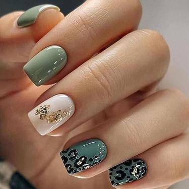 Imagem de 24 peças de unhas de pressão francesas, unhas postiças quadradas curtas, unhas postiças de leopardo verde com design de folha de ouro, cola completa de acrílico com glitter na unha, unhas adesivas