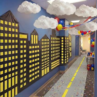 Imagem de Preboun 9 peças de decorações de festa com tema de herói, 2 cenários de cidade de arranha-céus com tapete de estrada, 6 nuvens de algodão artificial, cenário de cidade moderna, decorações de