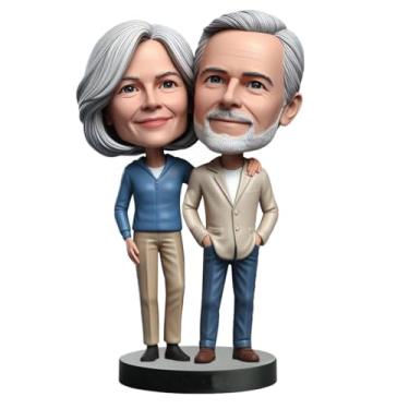 Imagem de Casal de idosos personalizado em roupa casual Bobblehead presente adorável feito à mão para admiradores do amor atemporal, apresentando um momento de pé carinhoso, decoração de casa quente