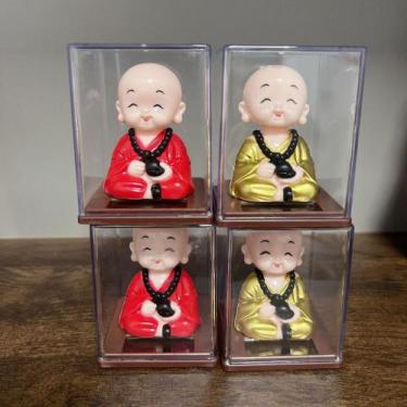 Imagem de Mini Estatueta de Monge Zen com Manto Vermelho Dourado Buda Sorte - No