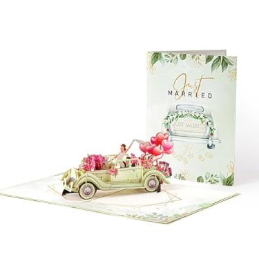 Imagem de Elegante 3D Pop-Up Just Married Cartão de Casamento Vintage Design de Carro Verde com Noiva Noivo Detalhes Florais e Balões de Coração Presente de Parabéns Perfeito para Recém-casados ou Aniversários