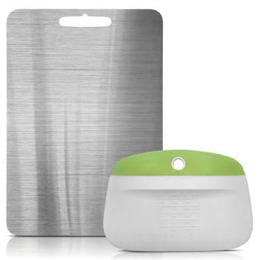 Imagem de Uma tábua de corte de aço inoxidável para cozinha, com um fatiador adicional de massa de silicone com escala, tábua de corte de metal de 1,2 mm de espessura, cor prata 36 x 25 cm, multiuso e