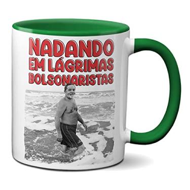 Imagem de Caneca Lula Na Praia Nadando Em Lágrimas Bolsonaristas! (Verde)