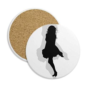 Imagem de Saia de mulher bonita com contorno do porta-copos Caneca de mesa Pedra absorvente de proteção de mesa