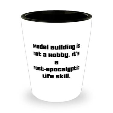 Imagem de Presentes de construção de modelos úteis, a construção de modelos não é um hobby. É uma habilidade de vida pós-apocalíptica, copo de shot de construção de modelo de