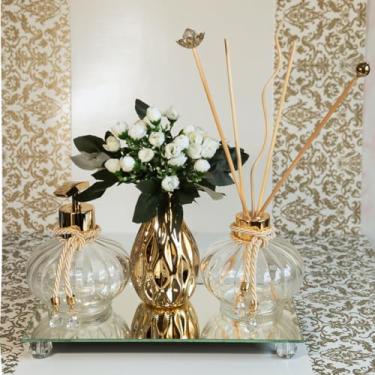 Imagem de Kit Para Banheiro Lavabo 4 Peças Saboneteira Difusor Bandeja Vaso Decorativo + Varetas Luxo - K293 Coleção Inglesa (Dourado)