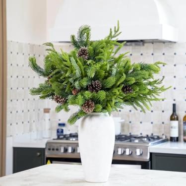 Imagem de 6 ramos de pinheiro com pinhas grandes, hastes artificiais de cedro de cipreste Norfolk de 71 cm para casa, guirlanda faça você mesmo, decoração de Natal em ambientes internos e externos