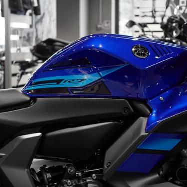 Imagem de Resin Bike Adesivos de motocicleta compatíveis com Yamaha YZF R7 2021-2025 Icon Blue. Proteções laterais do tanque contra batidas e arranhões, adesivos de resina com efeito 3D feitos na Itália