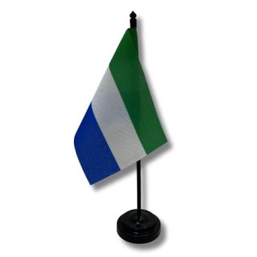 Imagem de Bandeira de Mesa Serra Leoa, 26cm Altura Total, 18x11cm Tecido, Oxford Face Única, Base Plástica, Multicolorido, para Escritório, Eventos e Decoração